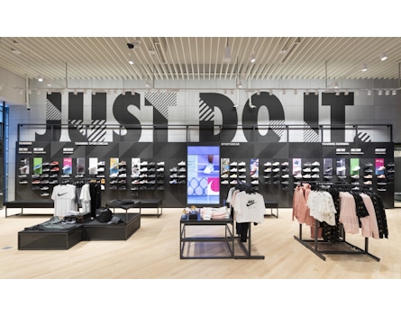 A unique shopping experience awaits the passengers of Istanbul Airport (IST). The Nike store sets in a location on the central square of this 55,000 square meter big shopping centre. The store design by Studio Königshausen is inspired by the lifestyle of modern sport and features transparant interactive screens that bring the facade to life. We developed this store dealing with the challenge of the restricted material usage behind customs where fire rating is an important factor.